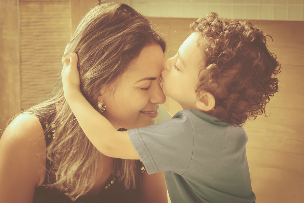Ilustración mentalización materna, niño abrazando a su madre.